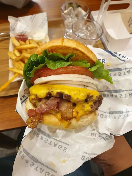 베이컨 치즈 버거 단면