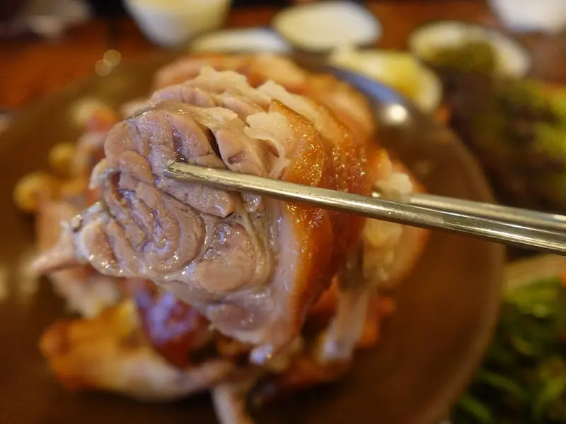 젓가락으로 족발을 집는 모습