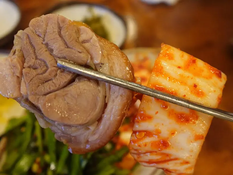 김치와 함께 족발을 먹는 모습