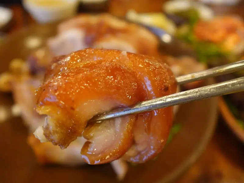 젓가락으로 족발을 들어올리는 모습