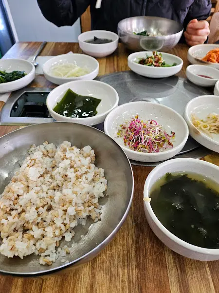 다양한 반찬들과 밥