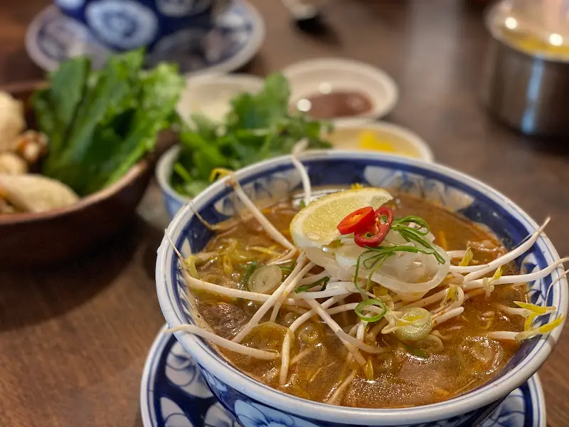 고기 토핑이 듬뿍 올라간 쌀국수
