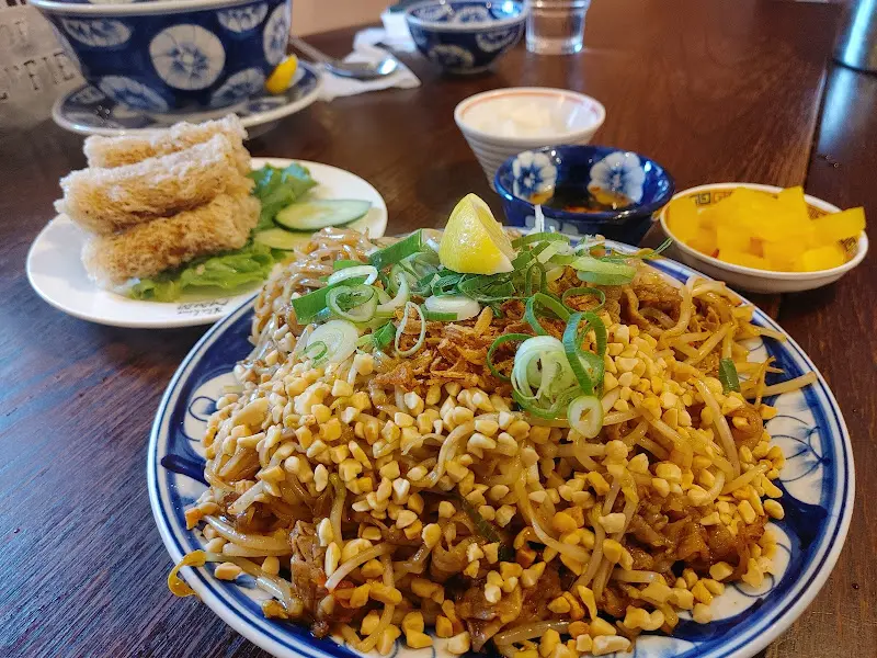 특제 소스가 곁들여진 볶음면