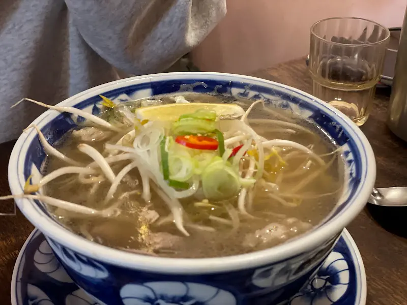 레몬 슬라이스가 올려진 쌀국수