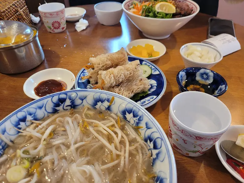 테이블 가득 차려진 음식