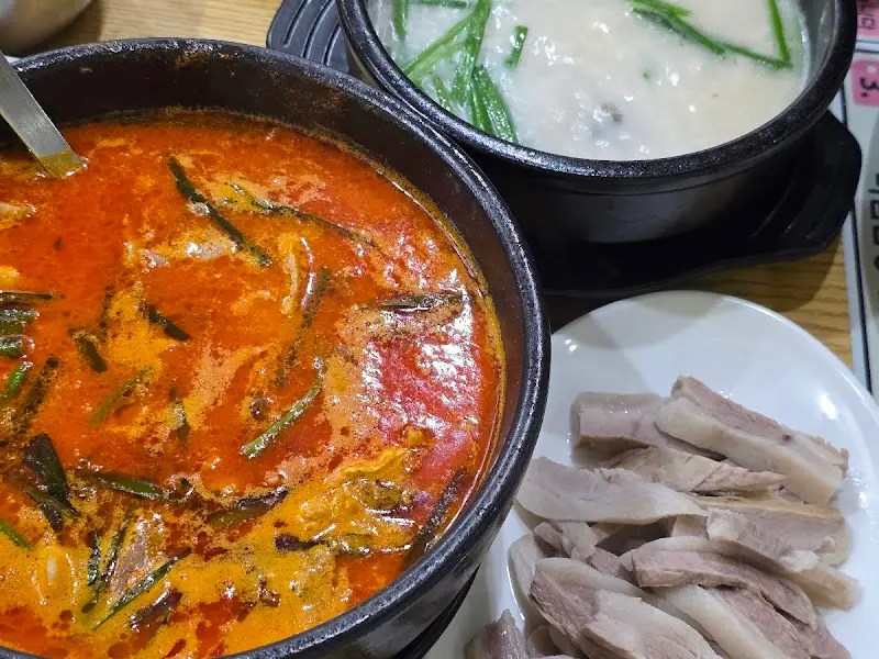 얼큰한 술국과 야들야들한 수육