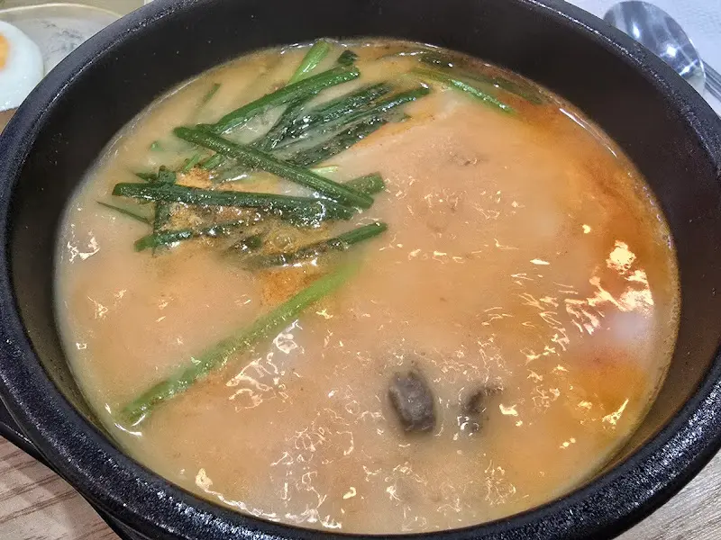 부추가 듬뿍 올려진 국밥