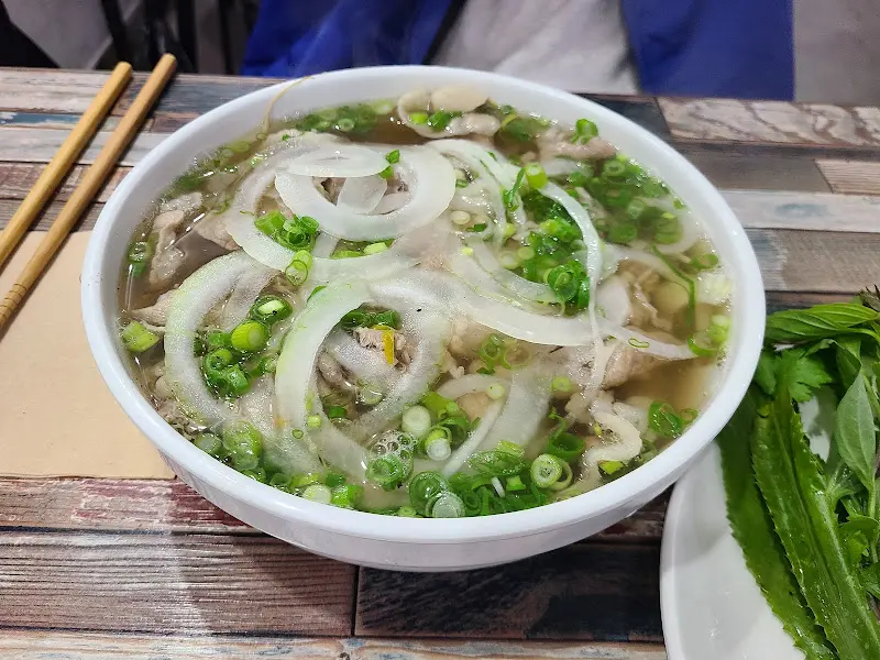 양파와 파가 듬뿍 올려진 쌀국수