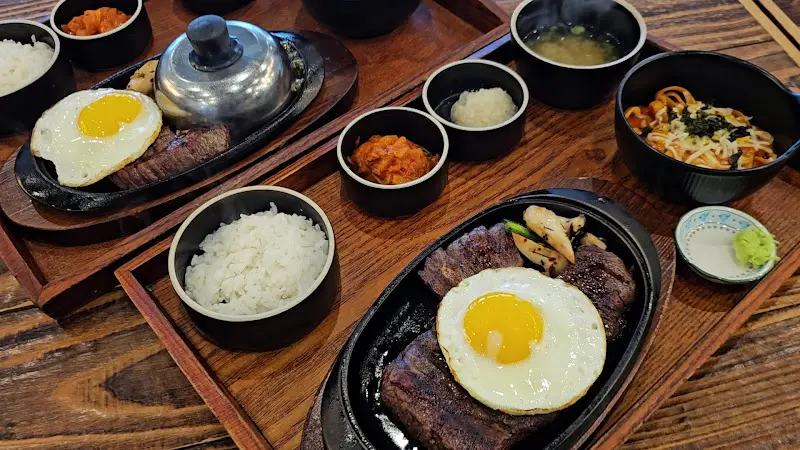 스테이크 한 상 차림