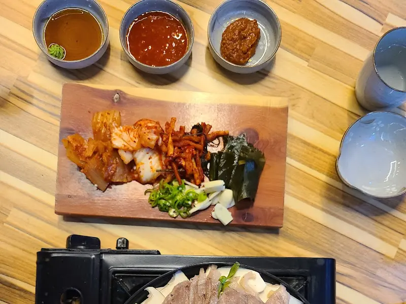 다양한 곁들임과 함께 즐기는 수육