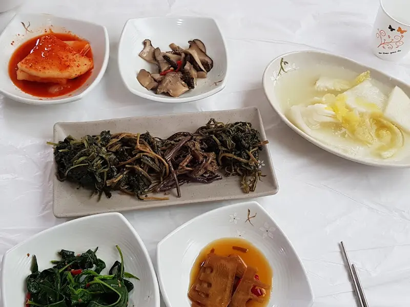 다채로운 반찬들