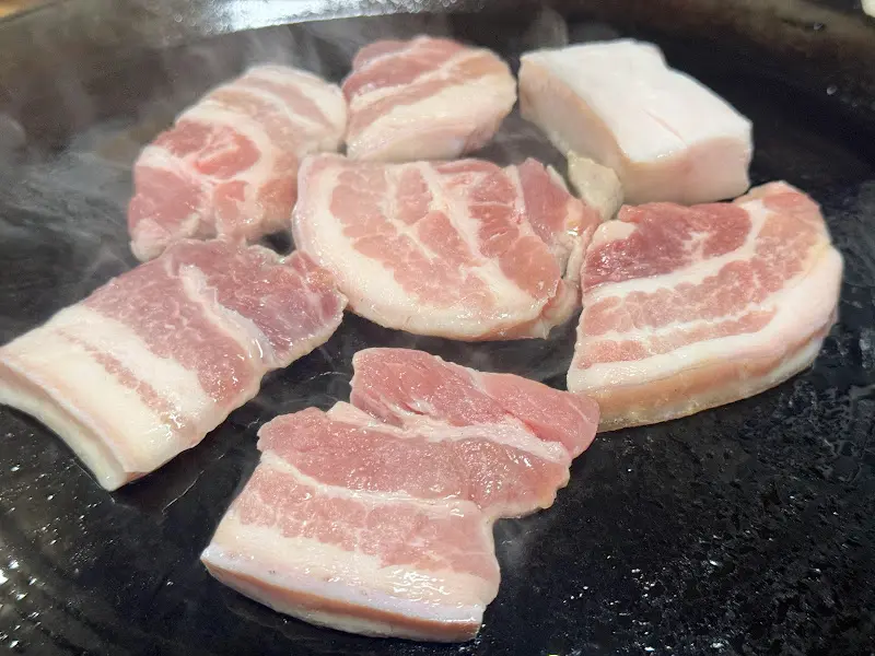 불판 위에 올려진 삼겹살