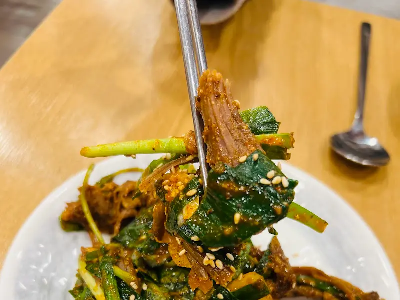 생강 들깨 소스에 찍은 흑염소 고기