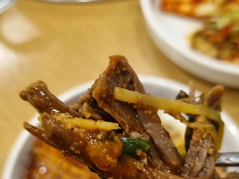 소스 듬뿍 찍은 흑염소