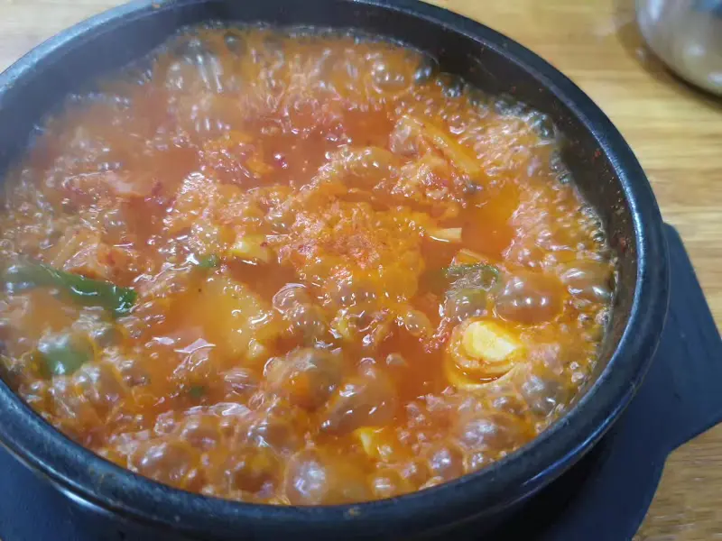 보글보글 끓고 있는 김치찌개