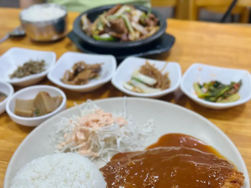 돈까스와 다양한 반찬