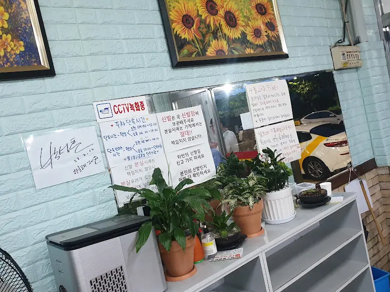 가게 내부 벽면의 모습