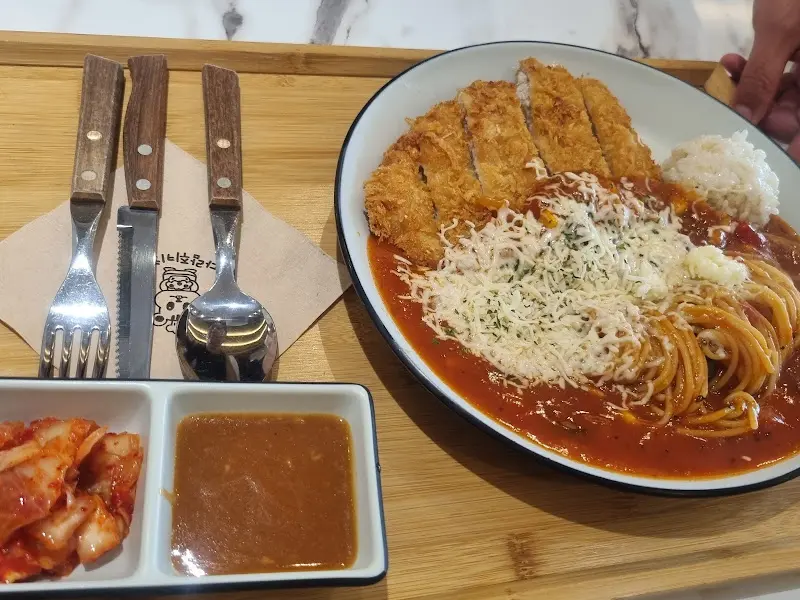 돈가스샐러드와 김치