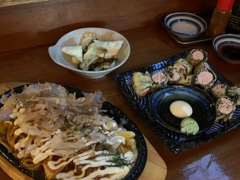 다채로운 재료가 돋보이는 오코노미야끼와 튀김 롤