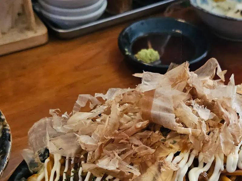 가쓰오부시가 춤추는 오코노미야끼의 클로즈업