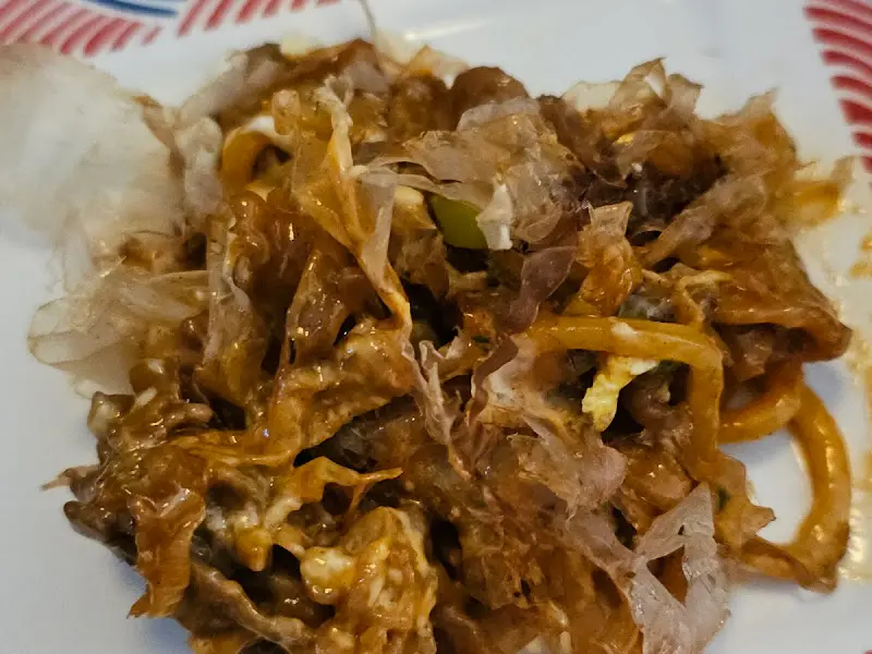 풍성한 가쓰오부시가 덮인 오코노미야끼