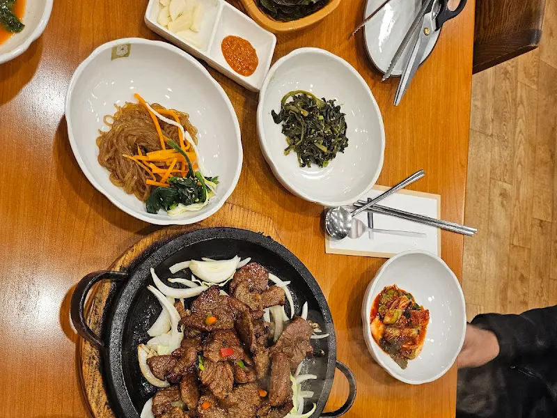 푸짐하게 차려진 석갈비 한상차림