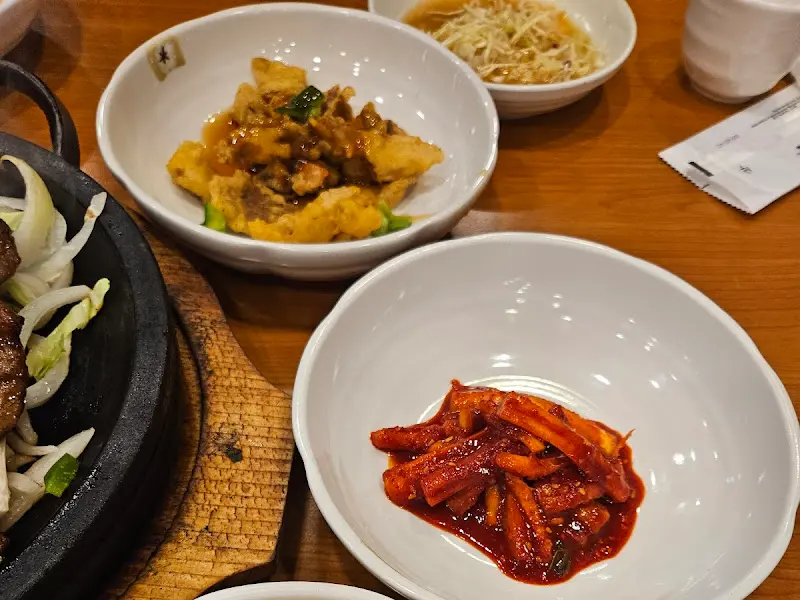 다양한 반찬들이 테이블 가득 차려진 모습