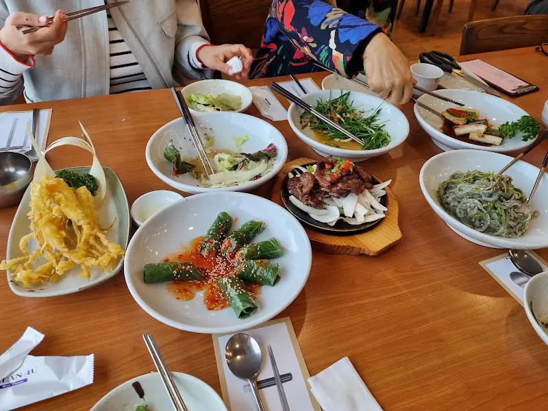 식사를 즐기고 있는 사람들의 모습