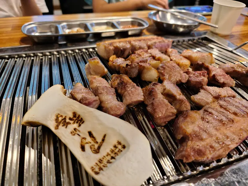 초벌된 삼겹살과 구워먹기 좋게 잘린 새송이버섯