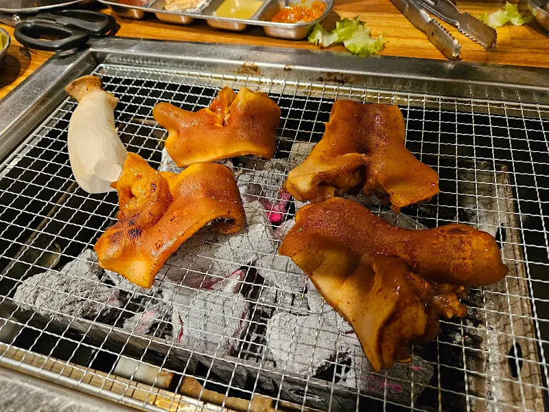 숯불 위에서 구워지는 돼지꼬리