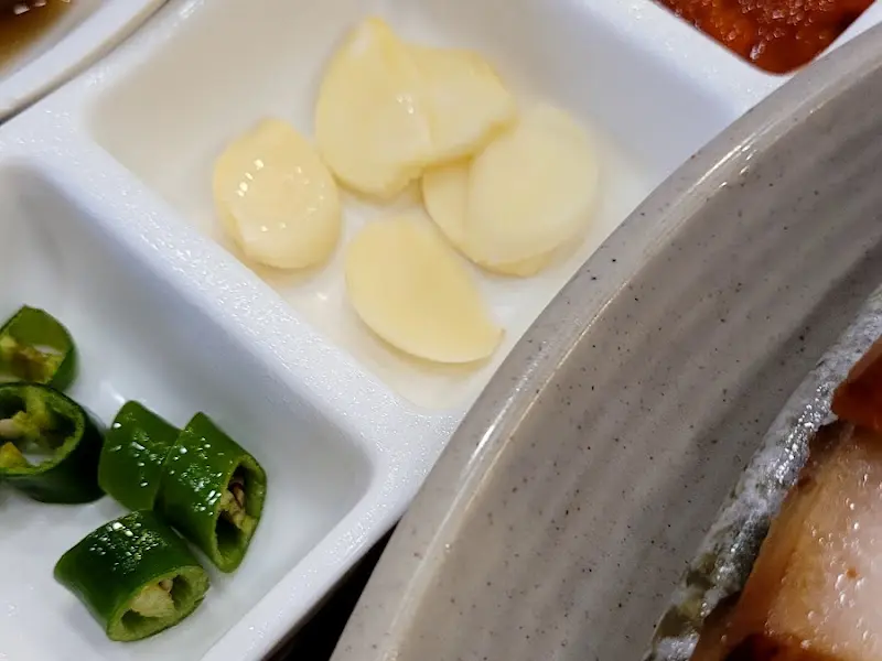 수육과 함께 나오는 신선한 채소들