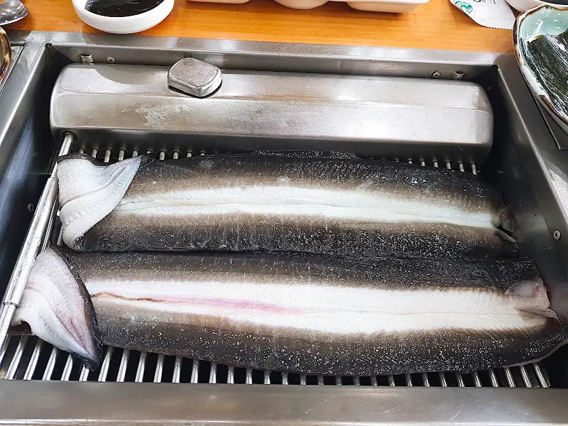 숯불 위에서 구워지는 장어