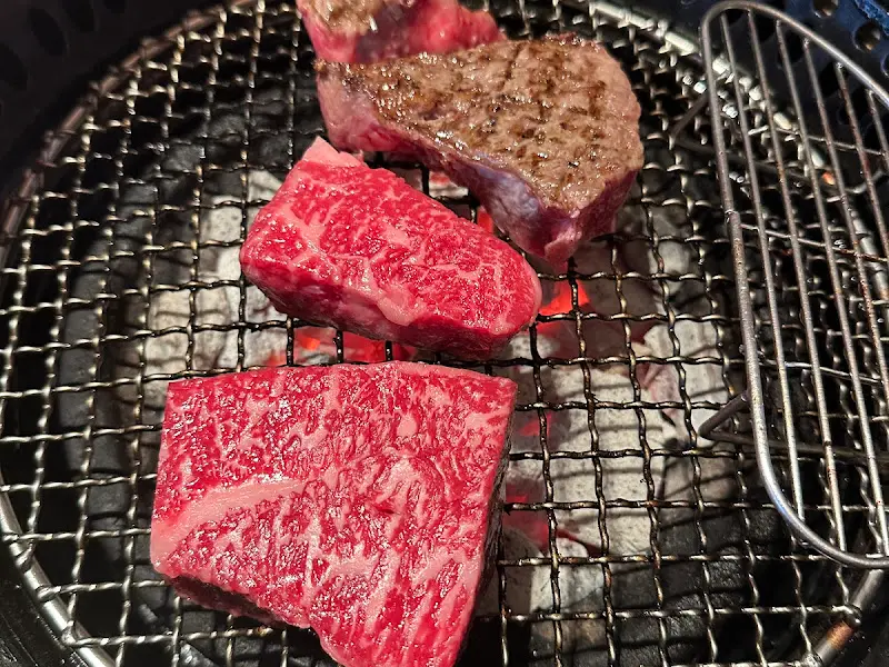 숯불 위에서 익어가는 한우 등심