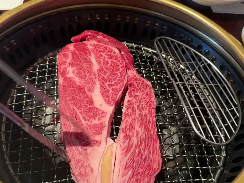 숯불 위에 올려진 채끝살의 모습