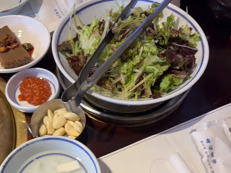 상차림으로 제공되는 샐러드의 모습
