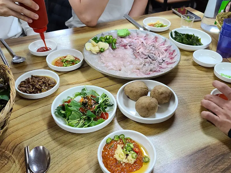 모듬회와 곁들임 반찬들