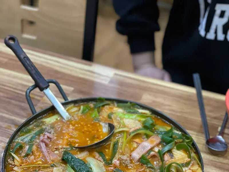 국자로 뜨는 모습