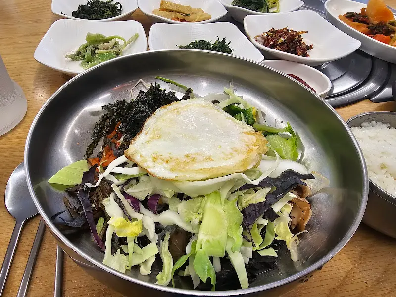 색색깔의 나물이 듬뿍 들어간 산채비빔밥