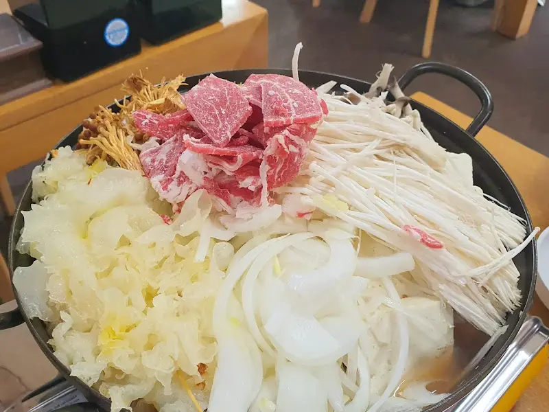 다채로운 버섯이 가득한 버섯전골