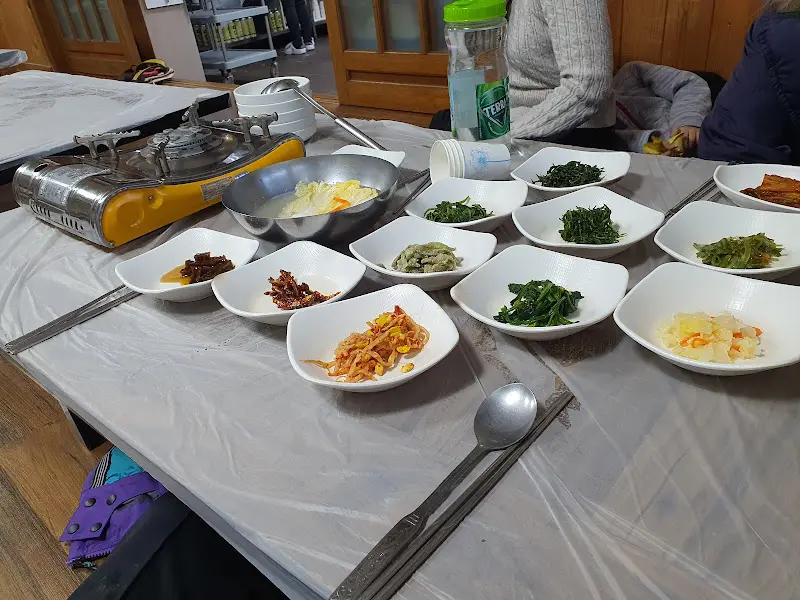 정갈하게 담긴 다양한 반찬들