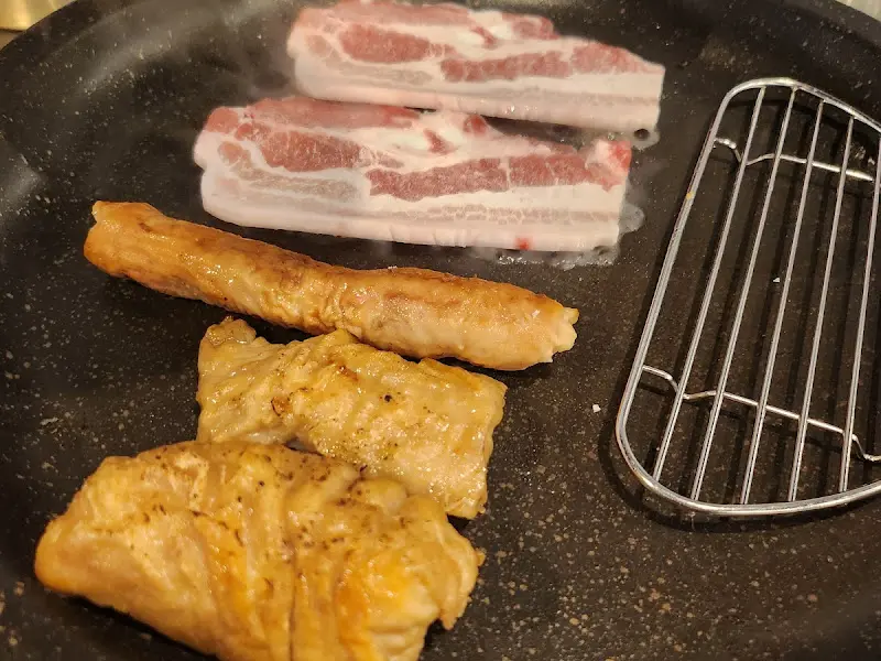 구워지는 막창과 삼겹살