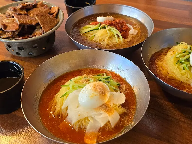 비빔밀면과 석쇠구이 한상차림
