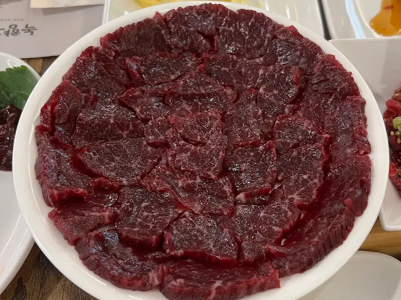 접시에 가득 담긴 뭉티기