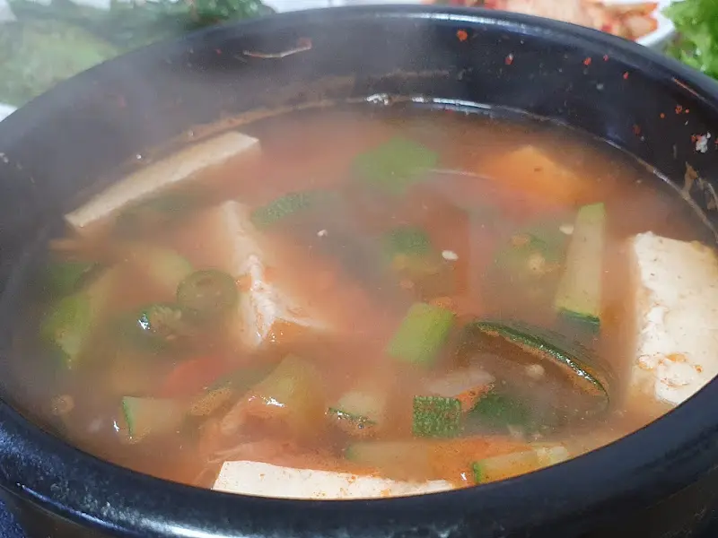 보글보글 끓고 있는 새우젓찌개