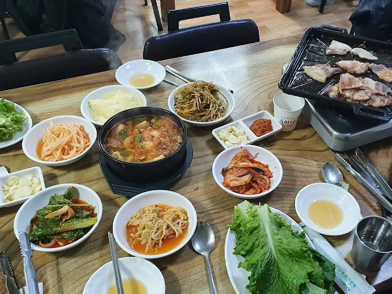 푸짐하게 차려진 테이블 전경