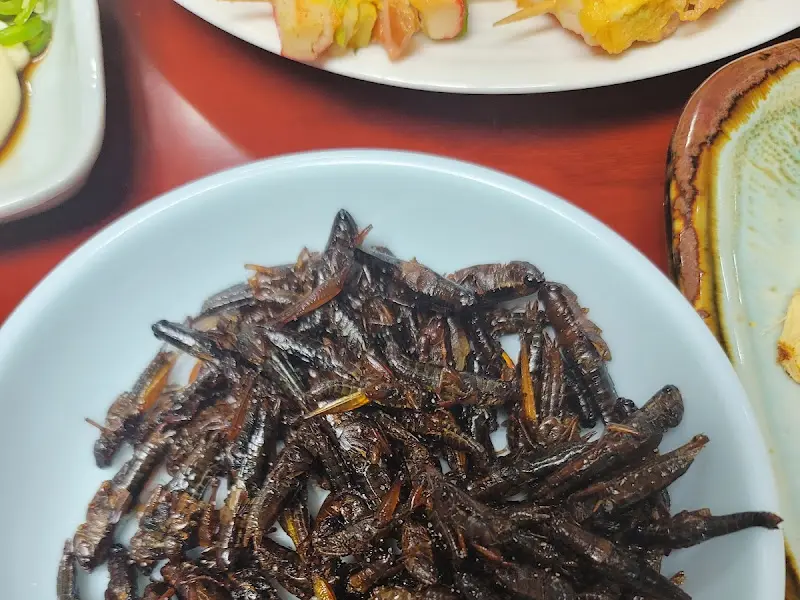 밑반찬으로 제공되는 곤충튀김