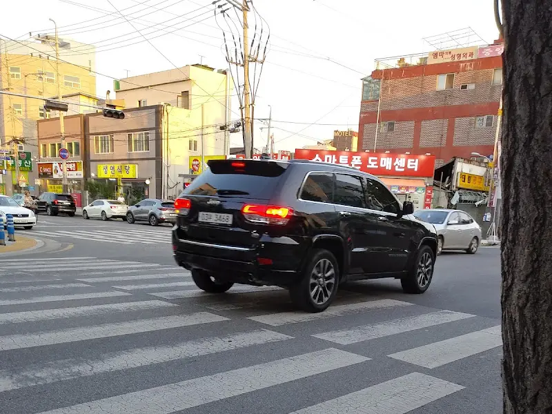 식당 주변 도로 풍경