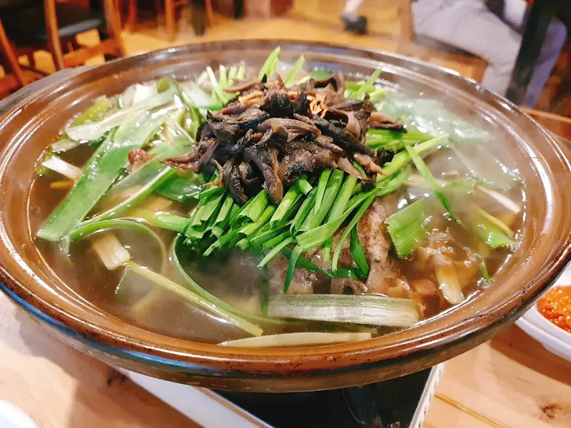 능이버섯이 듬뿍 올라간 능이오리백숙