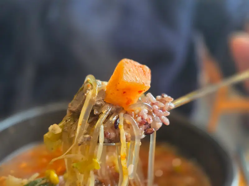 해장국 속 무와 고기의 조화