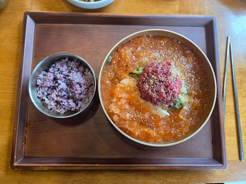 육회비빔밥과 흑미밥 한 상 차림